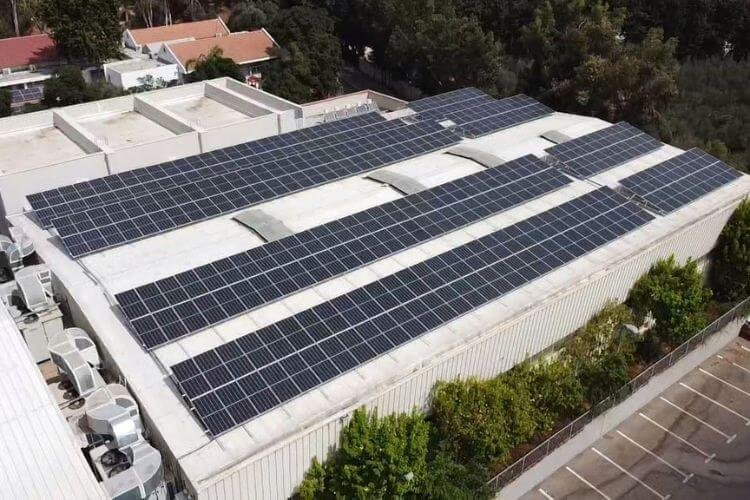 קונסטרוקציה למערכת סולארית על גג PVC