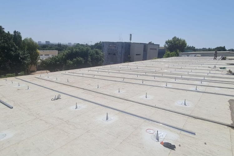 קונסטרוקציה למערכת סולארית על גג PVC