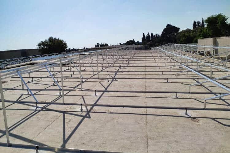 קונסטרוקציה למערכת סולארית על גג PVC